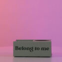 กล่องไดคัทพิเศษ กล่องใส่ขนมหวานพร้อมช่องใส่แก้วน้ำ Belong to me – กล่องลูกฟูกพรีเมียม ดีไซน์ไดคัทแยกช่องใส่ขนมและเครื่องดื่ม เหมาะสำหรับคาเฟ่ ของฝาก หรือแบรนด์ขนมที่ใส่ใจทุกรายละเอียด