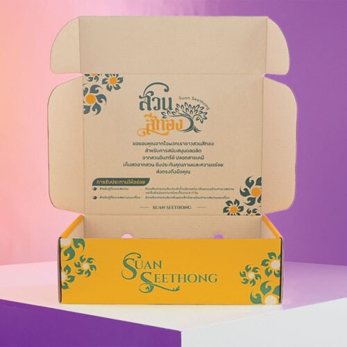 กล่องมะม่วงสวนสีทอง PREMIUM MANGO กล่องหูช้าง – กล่องลูกฟูกพรีเมียม แข็งแรง ทนชื้น ดีไซน์หรูพร้อมหูจับพกพาสะดวก เหมาะกับผลไม้สด ของฝาก และสินค้าส่งออกคุณภาพจากสวนไทย กล่องมะม่วงสวนสีทอง PREMIUM MANGO กล่องหูช้าง – กล่องลูกฟูกพรีเมียม แข็งแรง ทนชื้น ดีไซน์หรูพร้อมหูจับพกพาสะดวก เหมาะกับผลไม้สด ของฝาก และสินค้าส่งออกคุณภาพจากสวนไทย