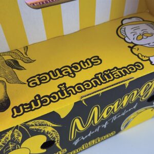 กล่องมะม่วงน้ำดอกไม้สีทอง สวนลุงพร – กล่องลูกฟูกพรีเมียม แข็งแรง ทนชื้น ดีไซน์เรียบหรู พิมพ์โลโก้สวนลุงพร เหมาะกับผลไม้สด ของฝาก และสินค้าส่งออกคุณภาพไทย