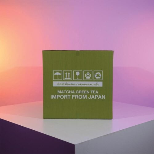 กล่องชา JAMSAI MATCHA LATTE – กล่องลูกฟูกพรีเมียม ดีไซน์มินิมอลโทนเขียวพาสเทล ถ่ายทอดความหอมละมุนของมัทฉะลาเต้ เพิ่มความสดใสและพรีเมียมให้แบรนด์เครื่องดื่มสุขภาพ กล่องชา JAMSAI MATCHA LATTE – กล่องลูกฟูกพรีเมียม ดีไซน์มินิมอลโทนเขียวพาสเทล ถ่ายทอดความหอมละมุนของมัทฉะลาเต้ เพิ่มความสดใสและพรีเมียมให้แบรนด์เครื่องดื่มสุขภาพ