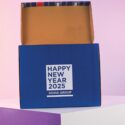 กล่องไดคัทเอกสาร กล่องใส่ของขวัญสำหรับเทศกาลปีใหม่ Happy New Year Box – กล่องลูกฟูกพรีเมียม ดีไซน์หรู มอบความประทับใจในทุกเทศกาลปีใหม่ เหมาะสำหรับของขวัญลูกค้าและของฝากองค์กร