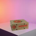 กล่องส้มฝาครอบ สวนส้มเสรีไทย แบบ 15 กิโลกรัม – กล่องลูกฟูกพรีเมียม แข็งแรง ทนชื้น ดีไซน์ฝาครอบเหมาะกับการขนส่ง ถ่ายทอดความสดใหม่และคุณภาพของส้มไทยระดับส่งออก จากสวนเสรีไทย